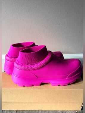 NIB UGG Tasman X Dragon Fruit Waterproof Clog